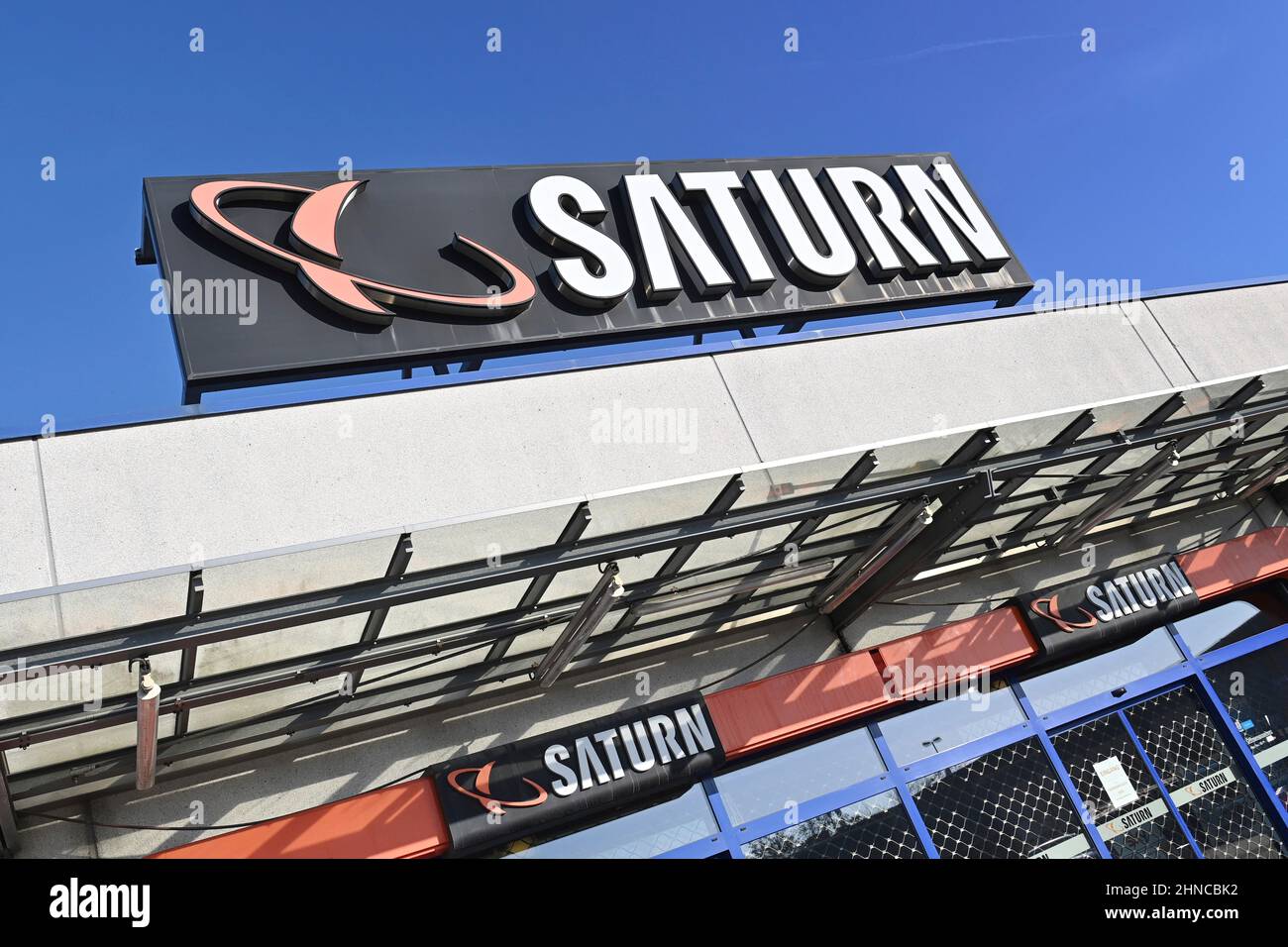 Neckarsulm, Allemagne. 13th févr. 2022. Saturn est l'exploitant d'une chaîne de vente au détail allemande de produits électroniques, qui est également la plus importante d'Europe. L'entreprise combine les chaînes de vente au détail de l'électronique, autrefois indépendantes, Media Markt et Saturn. Vue extérieure de la succursale SATURN, entrée, logo, emblème de l'entreprise crédit : dpa/Alay Live News Banque D'Images