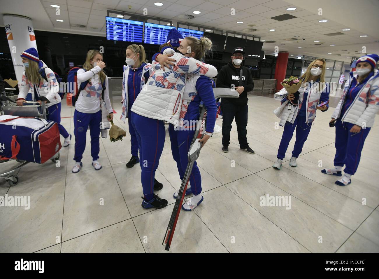 Prague, République tchèque. 16th févr. 2022. L'équipe de hockey féminin tchèque arrive à l'aéroport Vaclav Havel de Prague, République tchèque, à l'issue des Jeux olympiques d'hiver de 2022 à Pékin, le 16 février 2022. Credit: Michaela Rihova/CTK photo/Alay Live News Banque D'Images