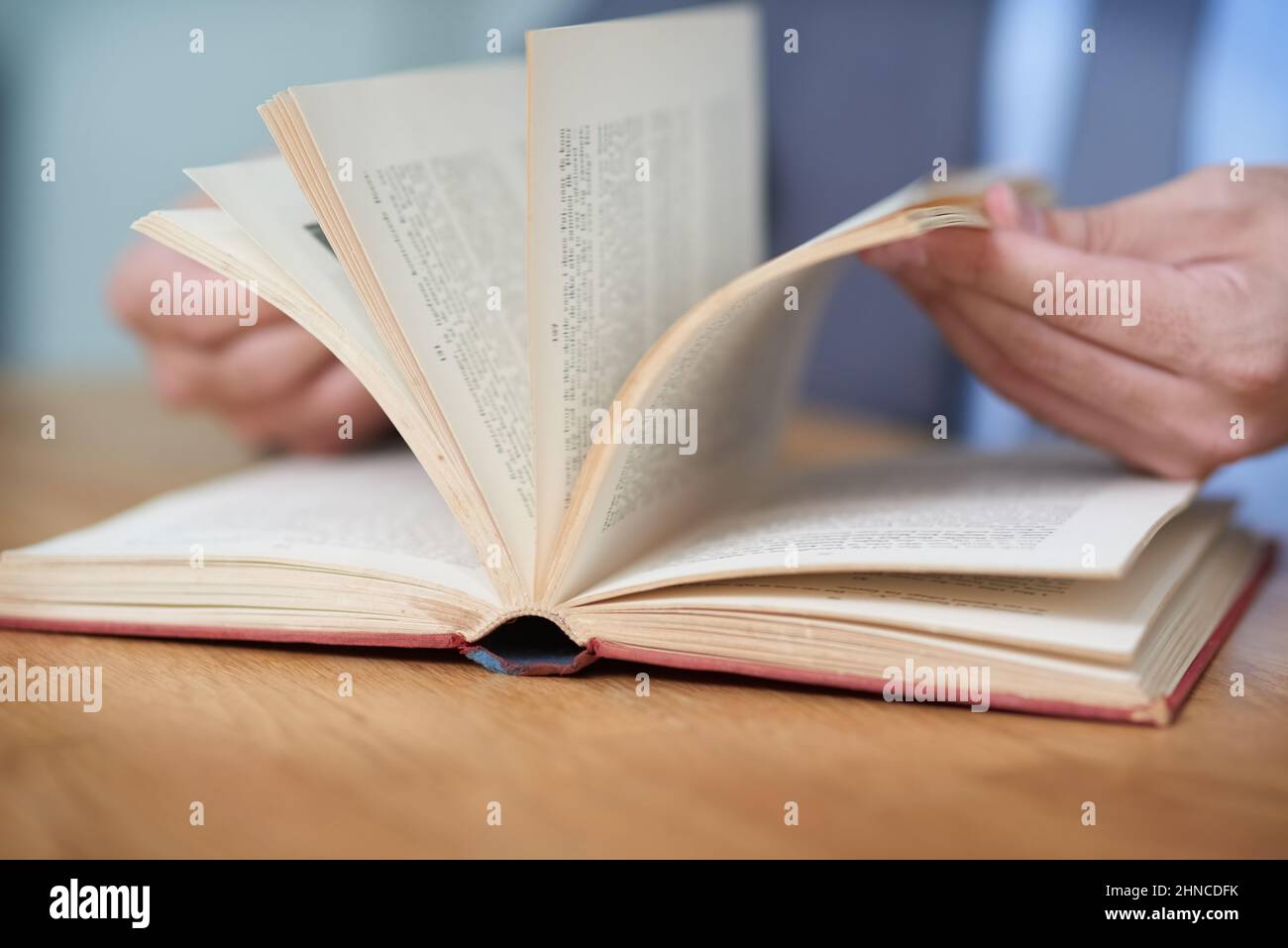 Faites de votre histoire de réussite une page turner. Photo rognée d'un homme non identifiable lisant un livre. Banque D'Images