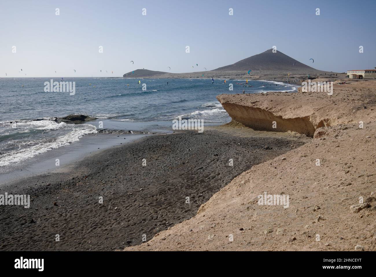 Playa del Médano avec la montagne Rouge en arrière-plan, El Médano, sud de Ténérife, îles Canaries, Espagne, Février 2022 Banque D'Images