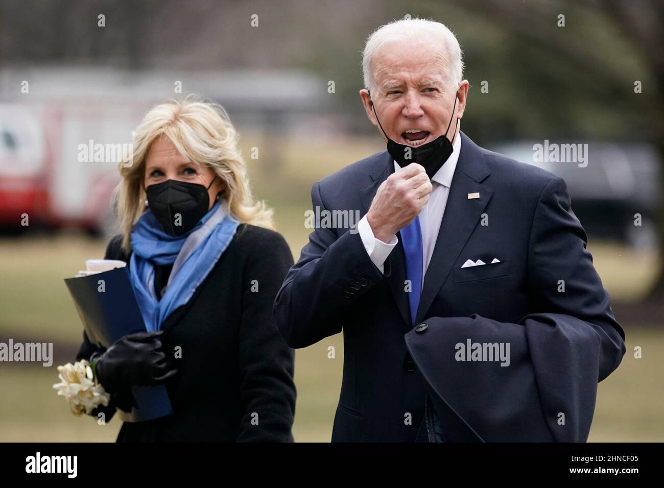 Washington, États-Unis. 16th févr. 2022. Le président américain Joe Biden et la première dame Jill Biden retournent à la Maison Blanche à Washington, DC, États-Unis, le 14 février 2022. Le président américain Joe Biden a déclaré mardi que les États-Unis poursuivaient une solution diplomatique à l'impasse actuelle entre la Russie et l'Occident sur l'Ukraine, en attendant d'avertir la Russie de sanctions sévères si elle décidait d'envahir son voisin. Credit: Ting Shen/Xinhua/Alay Live News Banque D'Images