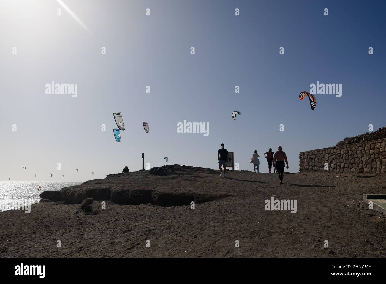 Planches à voile et kitesurfers sur Playa del Médano, El Médano, sud de Tenerife, îles Canaries, Espagne, Février 2022 Banque D'Images