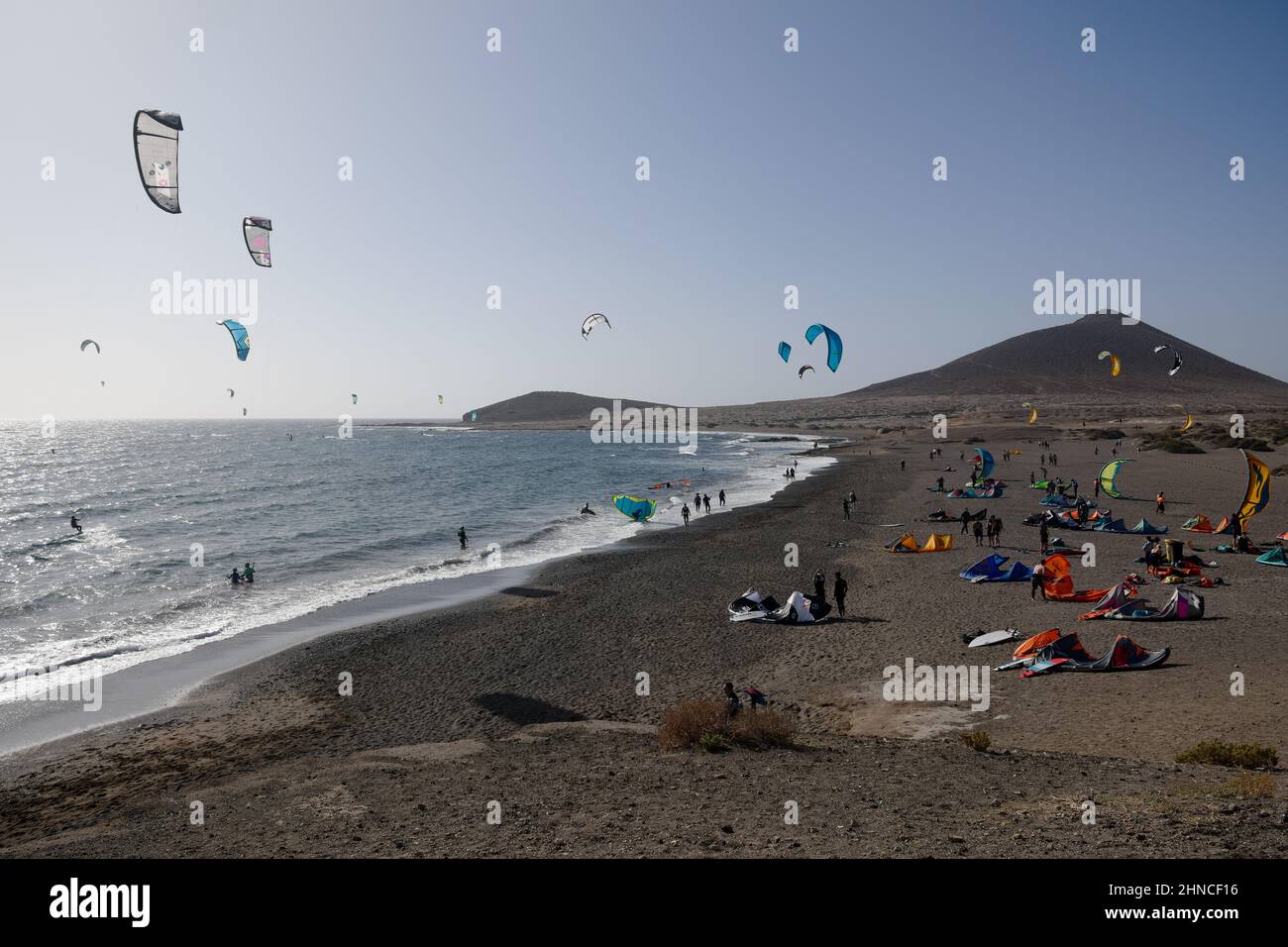 Planches à voile et kitesurfers sur Playa del Médano, El Médano, sud de Tenerife, îles Canaries, Espagne, Février 2022 Banque D'Images