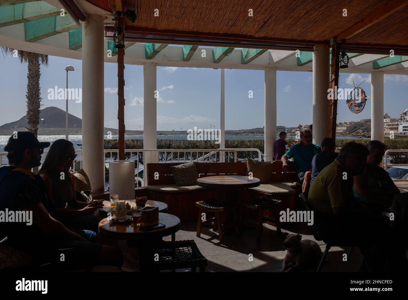 À l'intérieur du café Manfred's Soul, en direction de la montagne Rouge, El Médano, sud de Tenerife, îles Canaries, Espagne, Février 2022 Banque D'Images