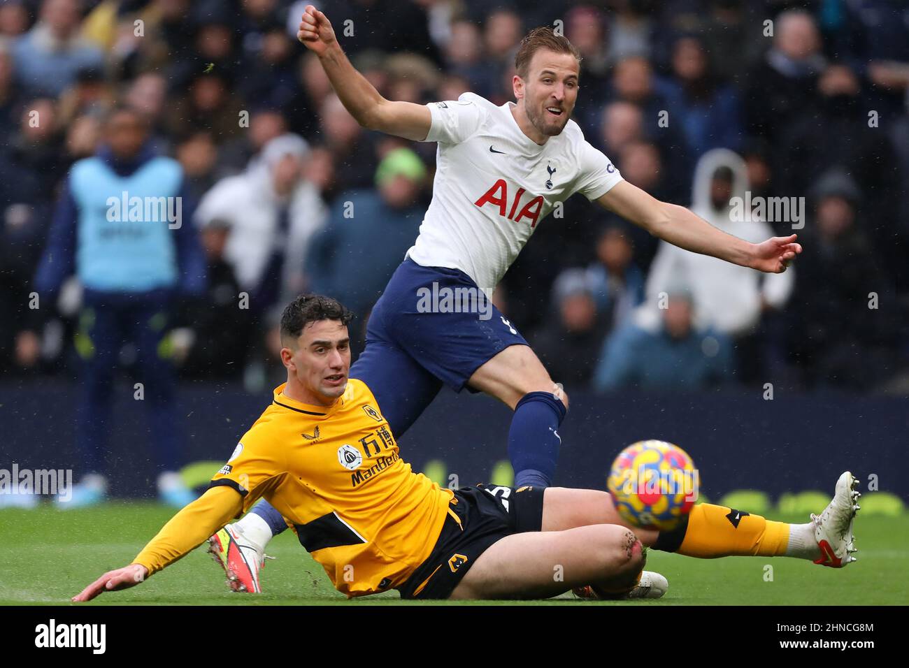 Harry Kane de Tottenham Hotspur et Max Kilman de Wolverhampton Wanderers - Tottenham Hotspur et Wolverhampton Wanderers, Premier League, Tottenham Hotspur Stadium, Londres, Royaume-Uni - 13th février 2022 utilisation éditoriale uniquement - des restrictions DataCo s'appliquent Banque D'Images