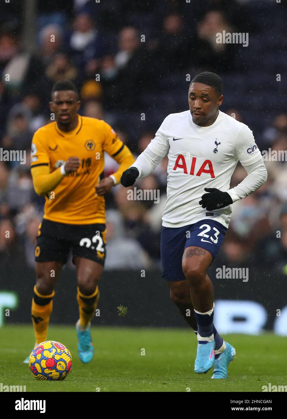 Steven Bergwijn de Tottenham Hotspur et Nelson Semedo de Wolverhampton Wanderers - Tottenham Hotspur et Wolverhampton Wanderers, Premier League, Tottenham Hotspur Stadium, Londres, Royaume-Uni - 13th février 2022 utilisation éditoriale uniquement - des restrictions DataCo s'appliquent Banque D'Images