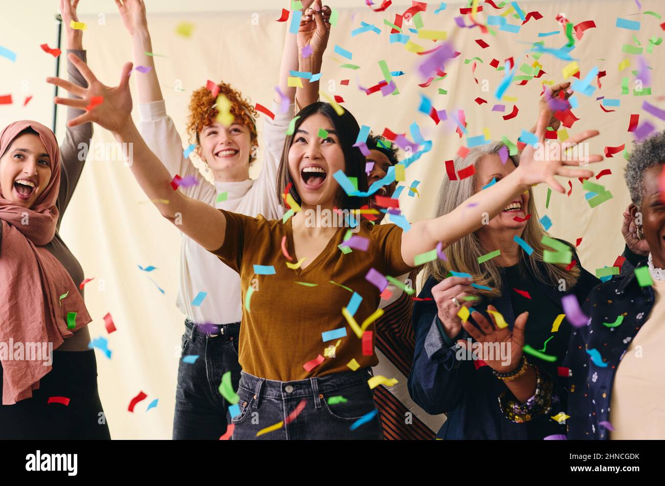 Prise de vue d'action de femmes multiethniques de la tranche d'âge mixte célébrant la Journée internationale de la femme avec une bande de ticker Banque D'Images