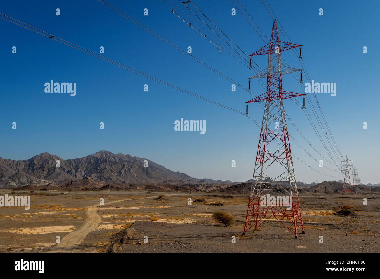 Les pôles de puissance peuvent également sembler bons, comme ici dans le désert rocheux d'Oman Banque D'Images