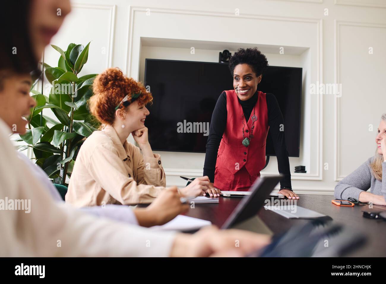 Femme noire mature en réunion d'affaires avec des collègues multiethniques Banque D'Images