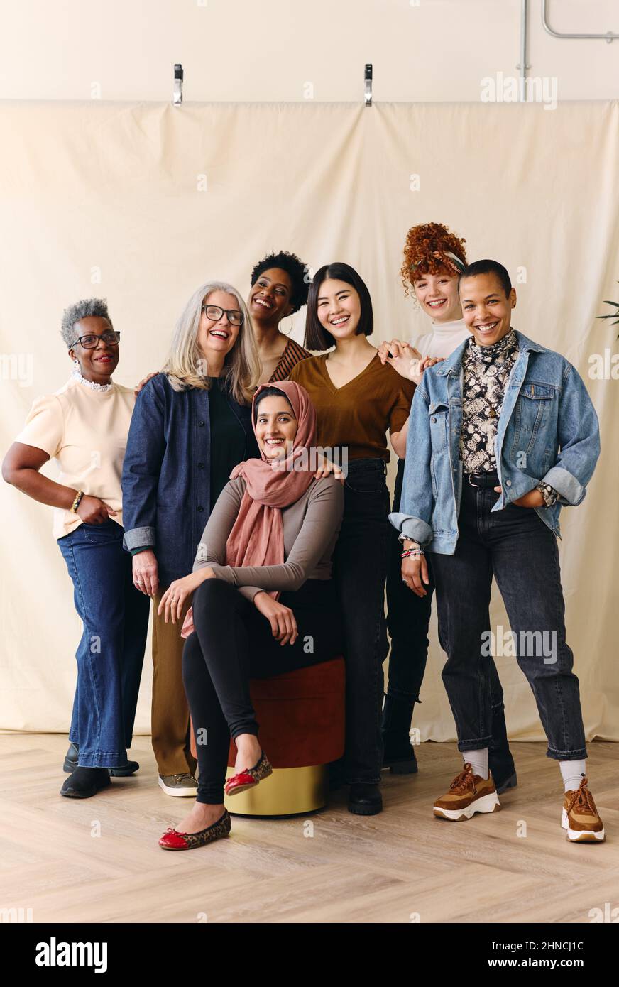 Portrait de la gamme d'âge mixte multi-ethniques femmes souriant à l'occasion de la Journée internationale de la femme Banque D'Images