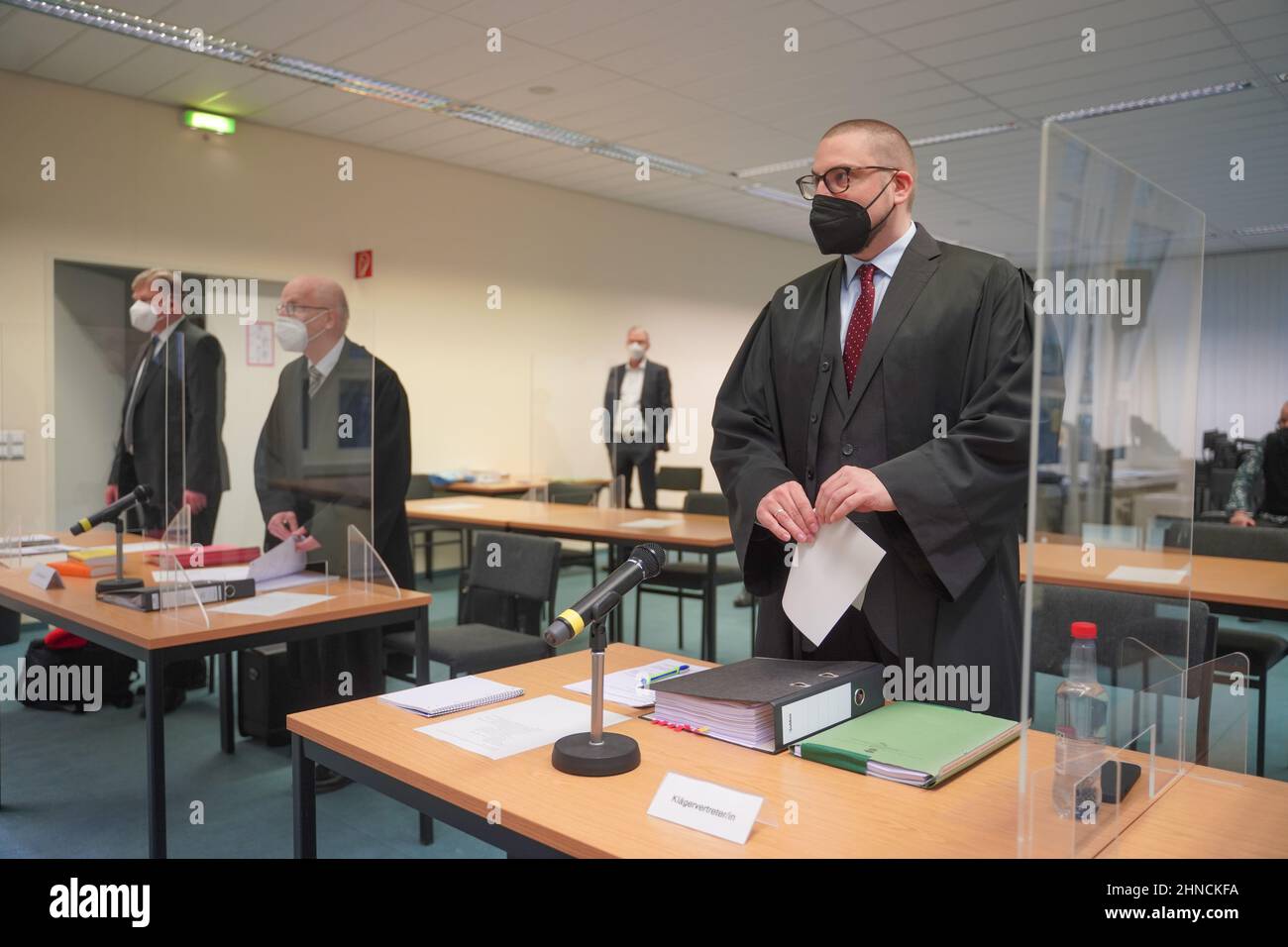 16 février 2022, Berlin: Peter Nowak (l-r), conseiller juridique de l'administration du Bundestag, Christian Kirchberg, avocat, et Christian Konrad (r), avocat de l'AfD, lors de l'audition orale de la Cour administrative de Berlin sur le financement des partis pour l'AfD. L'AfD conteste une décision du 2020 novembre du Président du Bundestag allemand exigeant le paiement d'environ 108 000 euros pour violation d'une interdiction d'accepter des dons. En litige, il s'agit notamment de savoir si le congrès "visions européennes - visions pour l'Europe" de février 2016, pour lequel une agence de relations publiques suisse avait pris le Banque D'Images