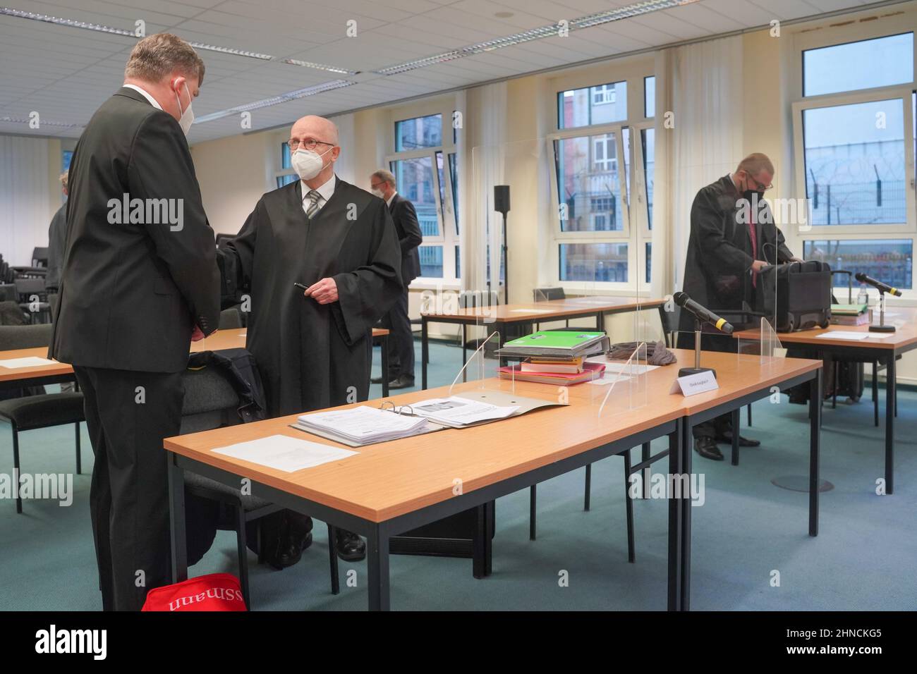 16 février 2022, Berlin: Peter Nowak (l-r), conseiller juridique de l'administration du Bundestag, Christian Kirchberg, avocat, et Christian Konrad (r), avocat de l'AfD, lors de l'audition orale de la Cour administrative de Berlin sur le financement des partis pour l'AfD. L'AfD conteste une décision du 2020 novembre du Président du Bundestag allemand exigeant le paiement d'environ 108 000 euros pour violation d'une interdiction d'accepter des dons. En litige, il s'agit notamment de savoir si le congrès "visions européennes - visions pour l'Europe" de février 2016, pour lequel une agence de relations publiques suisse avait pris le Banque D'Images