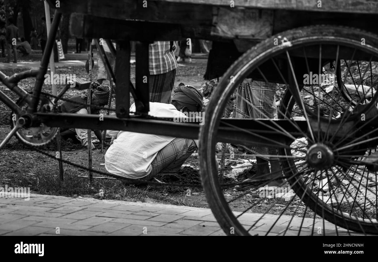 Photographie au coucher du soleil sur la rivière à l'hiver 2022. Cette image m'a été prise le 17 janvier 2022, à partir du fleuve Doleswori, Bangladesh, Asie du Sud. Banque D'Images