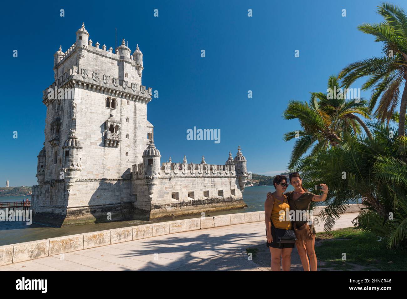 Mère et fille faisant le selfie avec la Tour de Belem (Torre de Belem) comme arrière-plan. Lisbonne, Portugal Banque D'Images