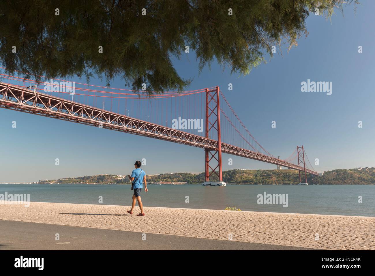 Le plus long pont suspendu au monde, le pont 25 de Abril, reliant la ville de Lisbonne à la municipalité d'Almada au-dessus du Tage. Banque D'Images