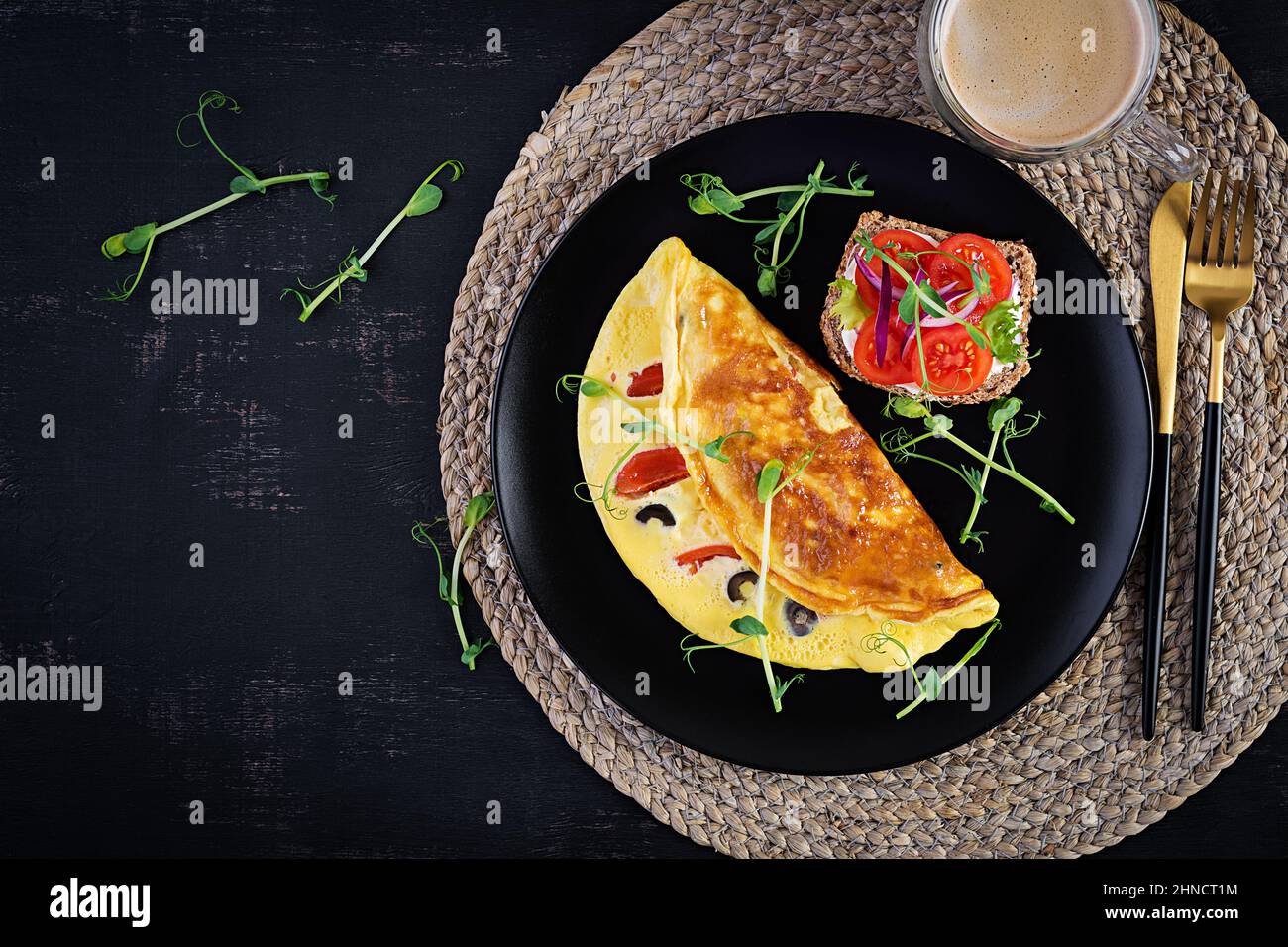 Petit déjeuner sain. Omelette aux tomates, au fromage et aux olives. Sandwich avec fromage à la crème et tomate. Vue de dessus Banque D'Images