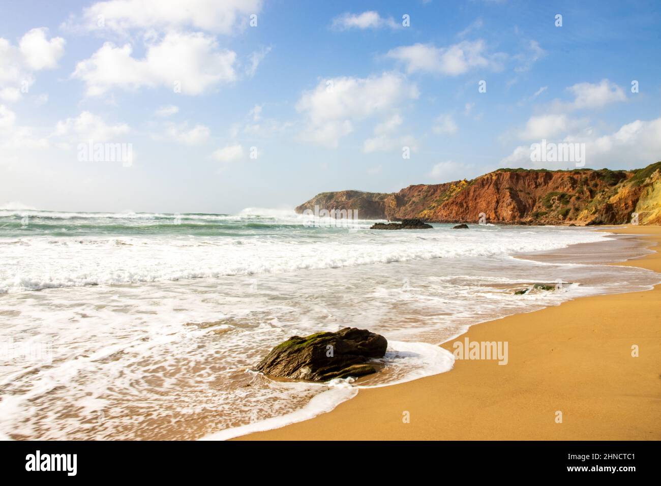 Plage avec eau claire et falaises rouges en Algarve, Portugal Banque D'Images