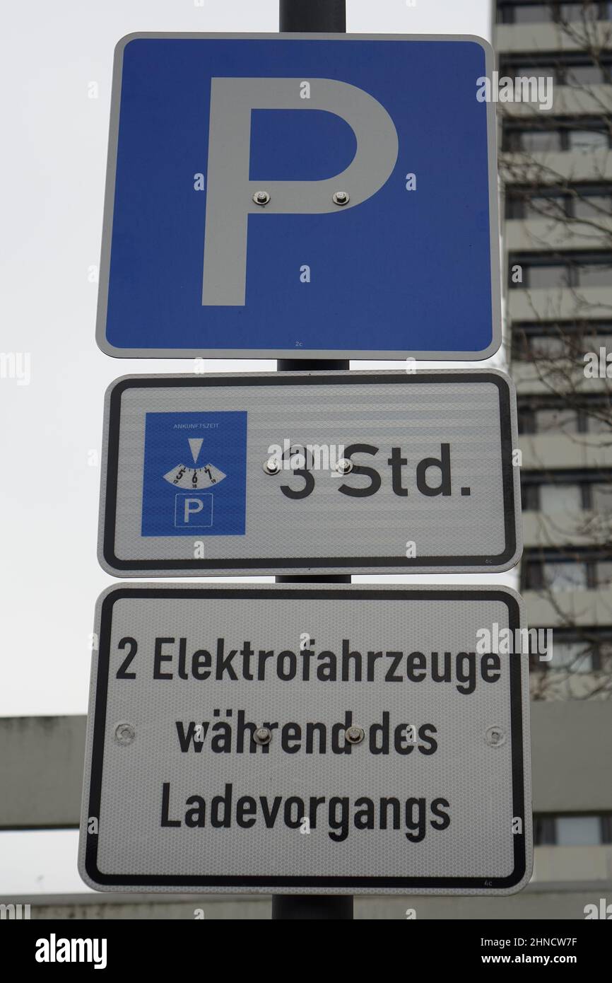 24 janvier 2022, Kaiserslautern, Allemagne, signe de deux places de stationnement exclusivement pour la charge de voitures électriques pour 3 heures maximum, mobilité verte Banque D'Images