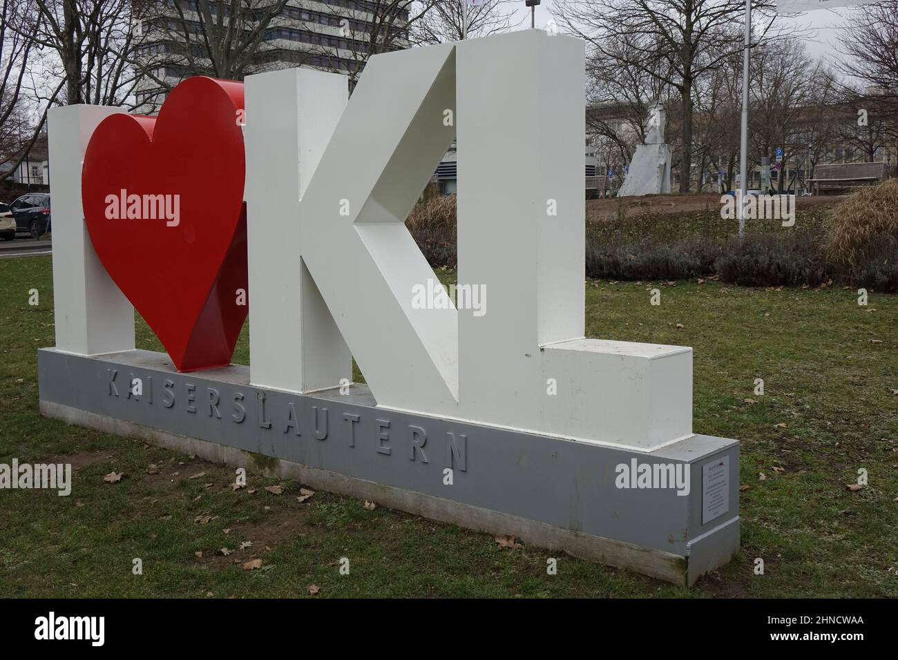 24 janvier 2022, Kaiserslautern, Allemagne, sculpture blanche et rouge « I love Kaiserslautern », mairie en arrière-plan (horizontale) Banque D'Images