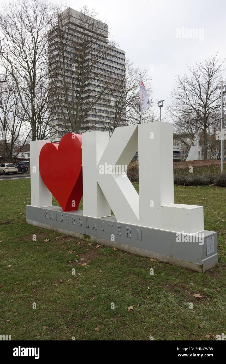 24 janvier 2022, Kaiserslautern, Allemagne, sculpture blanche et rouge « I love Kaiserslautern », mairie en arrière-plan (verticale) Banque D'Images