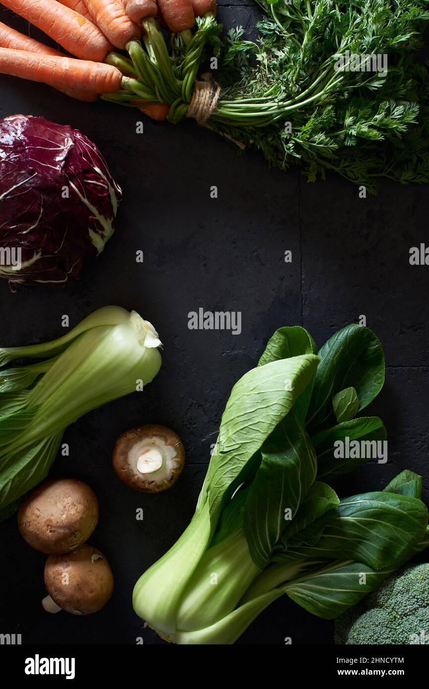 Concept alimentaire, plat avec fruits et légumes frais sur fond sombre Banque D'Images