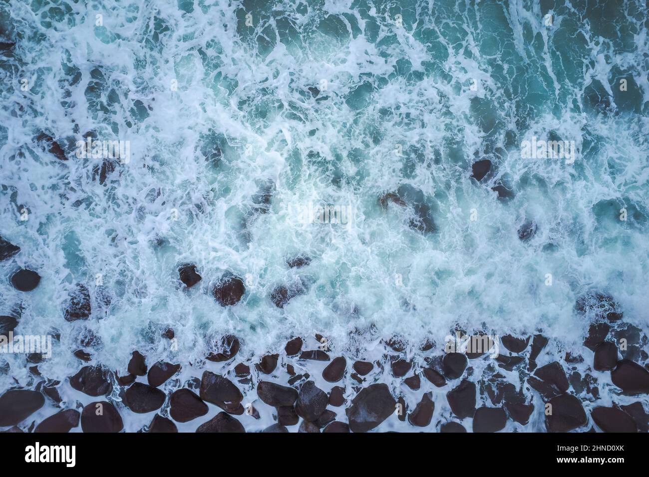 De dessus de l'écrasement de puissantes vagues de l'océan sombre avec de la mousse blanche Banque D'Images