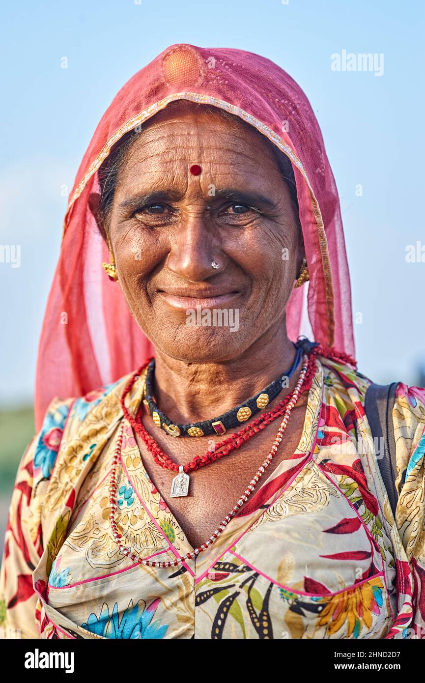Inde Rajasthan. Portrait d'une vieille femme souriante à Khimsar Banque D'Images