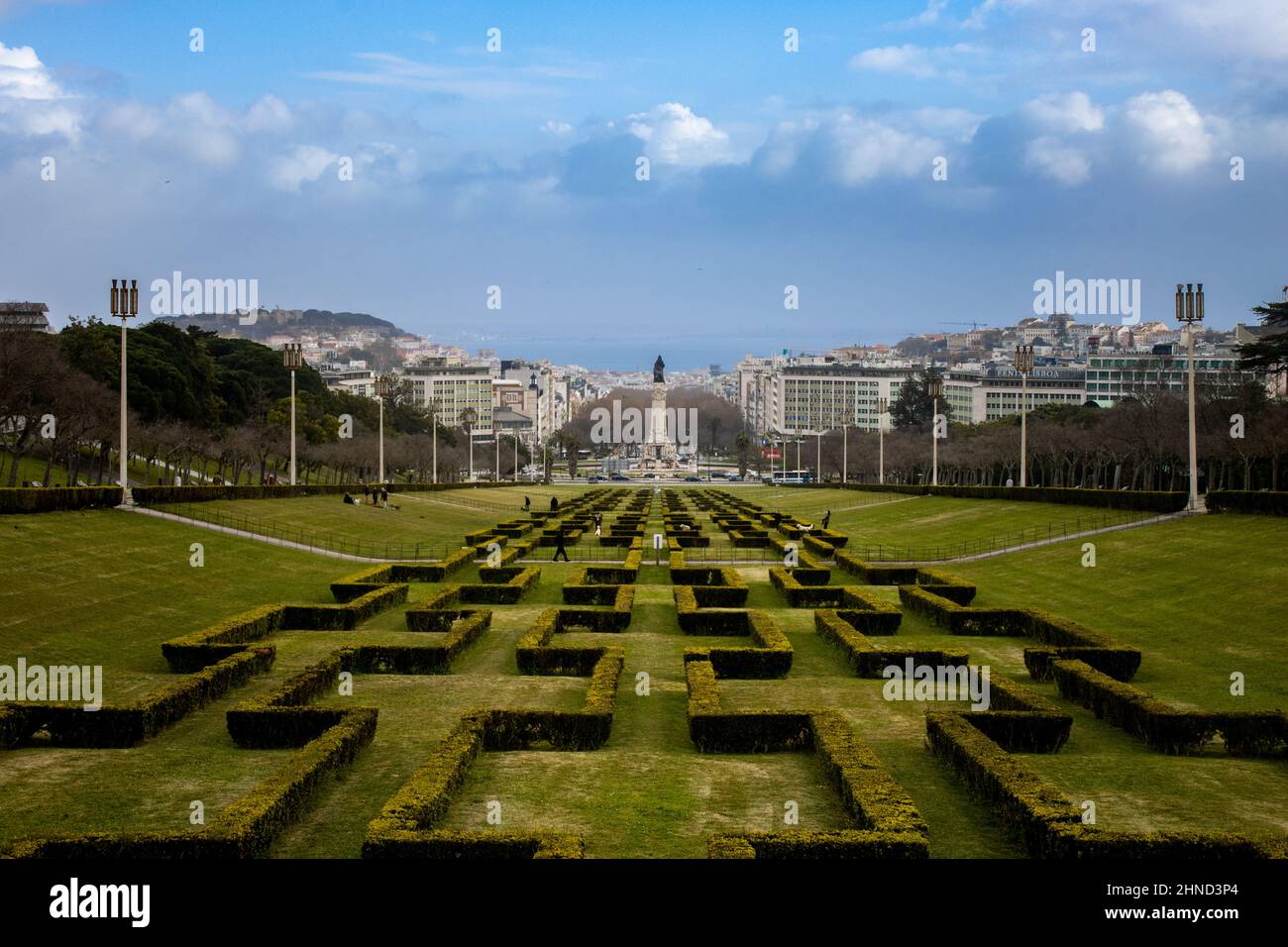 Miradouro à Lisbonne - Pont d'observation Parc Eduardo VII avec vue panoramique sur Lisbonne et un labyrinthe dans le parc Banque D'Images
