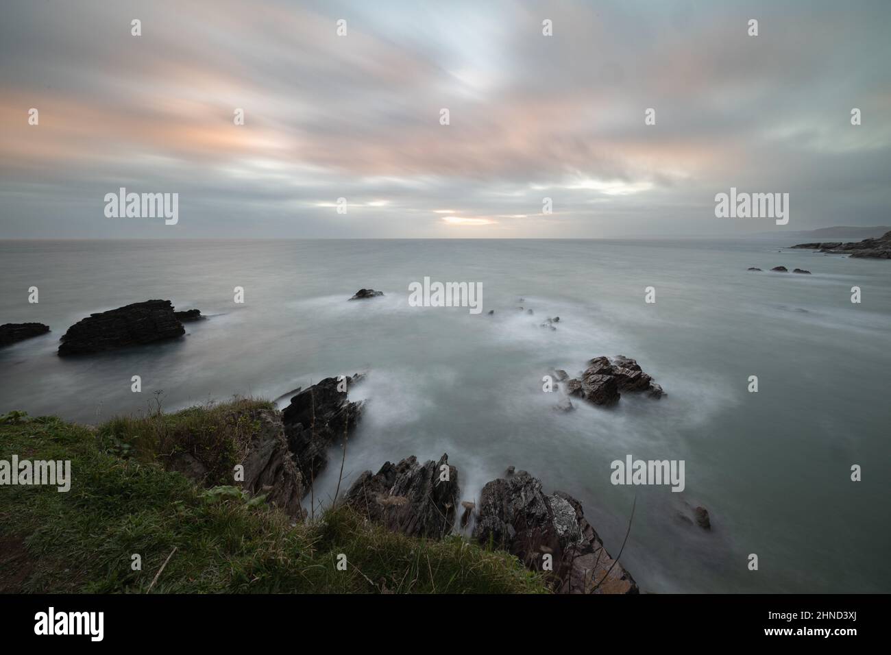 Plage de Freathy et rochers dans la baie de Whitsand Sud-est de Cornwall Banque D'Images