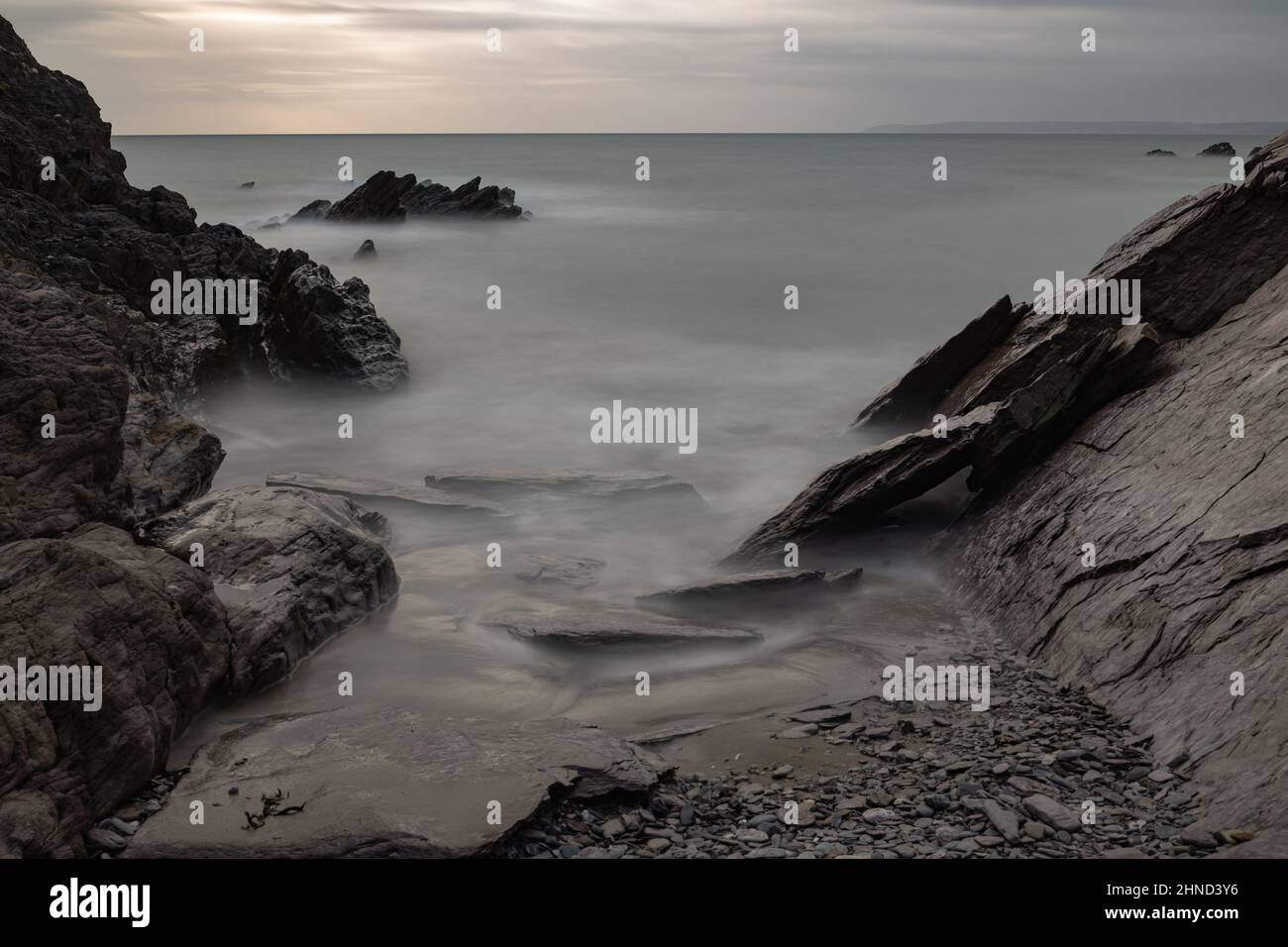 Plage de Freathy et rochers dans la baie de Whitsand Sud-est de Cornwall Banque D'Images
