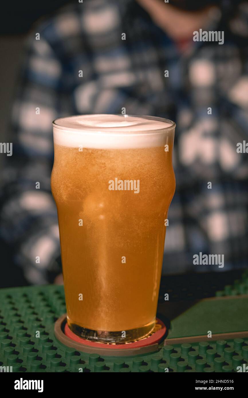 Gros plan de la bière non filtrée au blé mousseux dans un verre sur le  comptoir du bar Photo Stock - Alamy