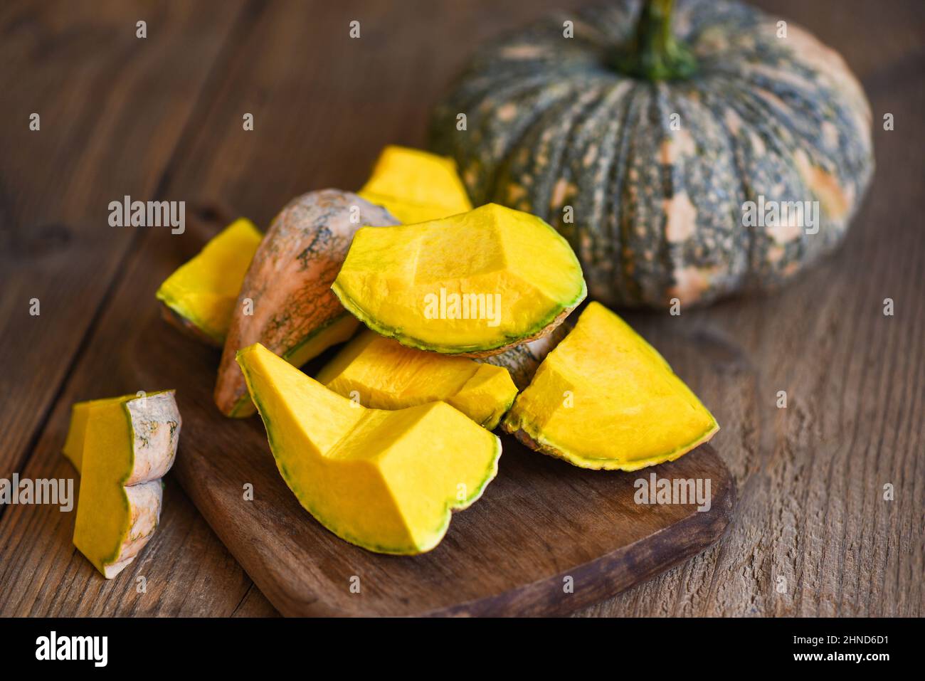 La nourriture de citrouille verte sur fond de planche à découper en bois, la citrouille thaï asiatique fraîche du jardin pour la nourriture cuite ou le dessert, la citrouille hachée Banque D'Images