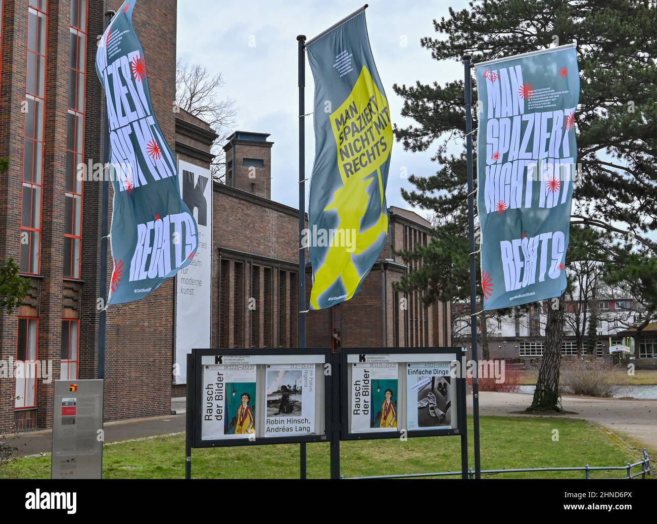 16 février 2022, Brandenburg, Cottbus: Des drapeaux avec l'inscription 'MAN SPAZIERT NICHT MIT RECHTS' volent devant le bâtiment du Musée d'État de Brandebourg d'Art moderne. Le théâtre d'État de Cottbus et le Musée d'art moderne de l'État de Brandebourg (BLMK) sont battant le drapeau contre la droite. La gestion des deux institutions culturelles considère donc avec une grande préoccupation l'appropriation et la manipulation par les extrémistes de droite des mesures dites de marche contre Corona et de la vaccination. Un panneau public clair au moyen de drapeaux et d'affiches va maintenant communiquer le message que marcher avec humour Banque D'Images