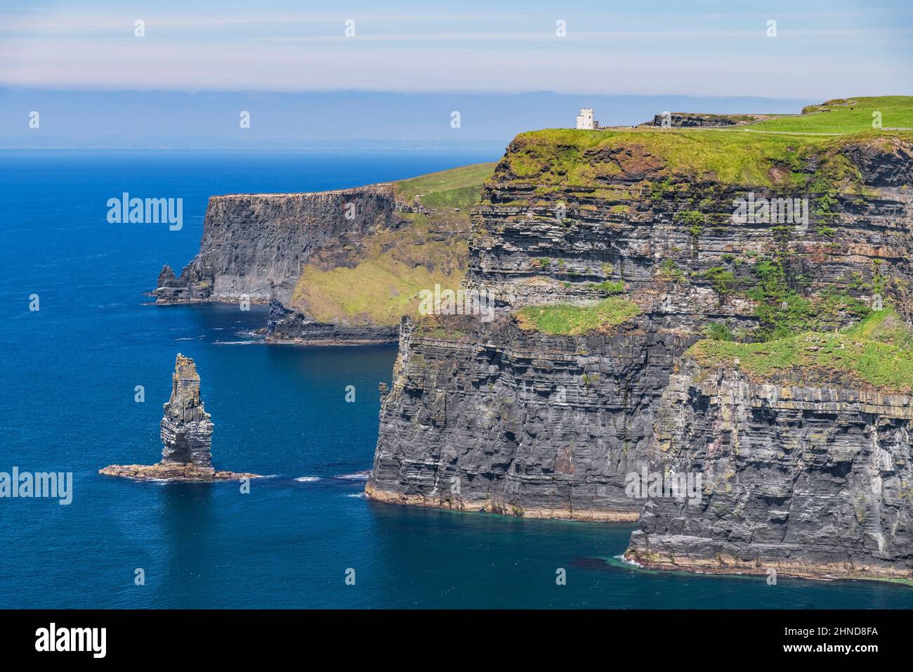Irlande, Comté de Clare, falaises de Moher avec la Tour O'Briens. Banque D'Images
