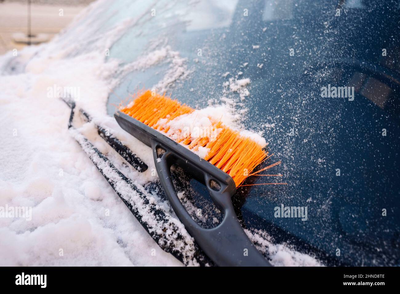 Brosse De Grattoir De Voiture Pour Nettoyer La Neige Du Pare-brise Enlever  La Glace Isolée Sur Fond Blanc