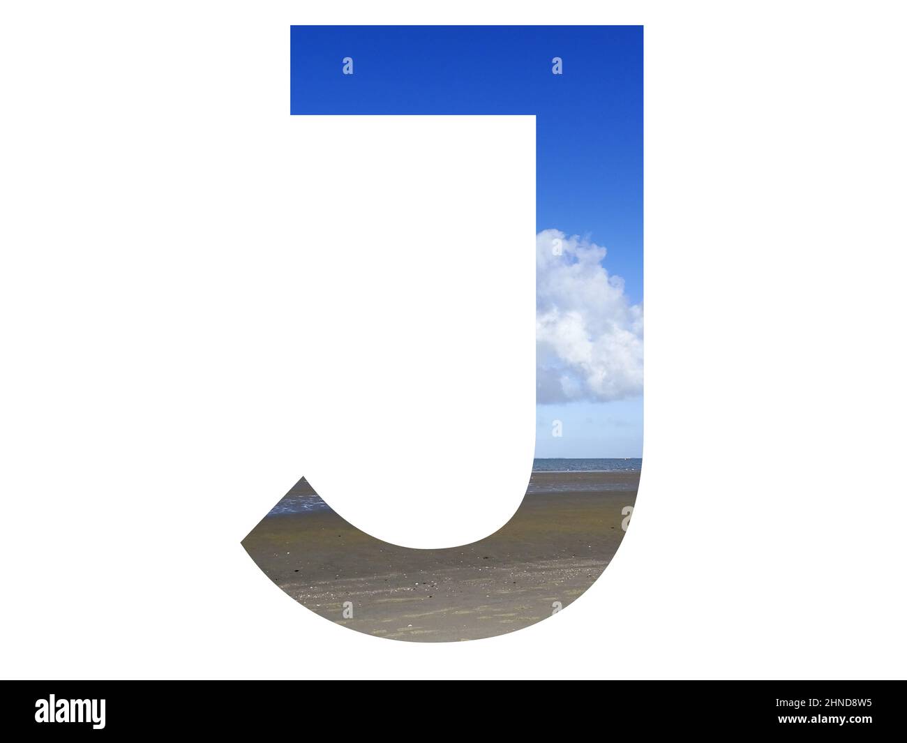 Lettre J de l'alphabet avec plage, mer et ciel bleu, mer du nord, pays-Bas, isolé sur fond blanc Banque D'Images