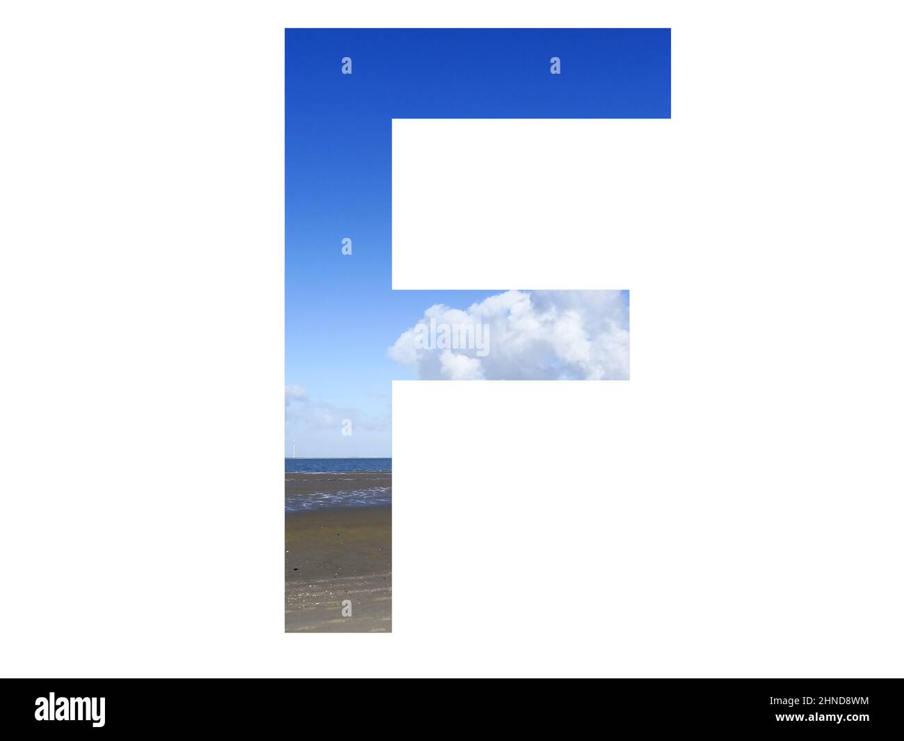 Lettre F de l'alphabet avec plage, mer et ciel bleu, mer du nord, pays-Bas, isolé sur fond blanc Banque D'Images