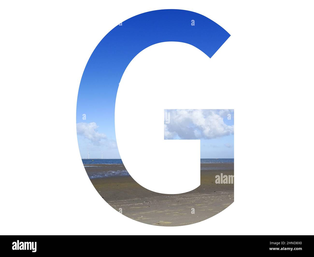 Lettre G de l'alphabet avec plage, mer et ciel bleu, mer du Nord, pays-Bas, isolé sur fond blanc Banque D'Images