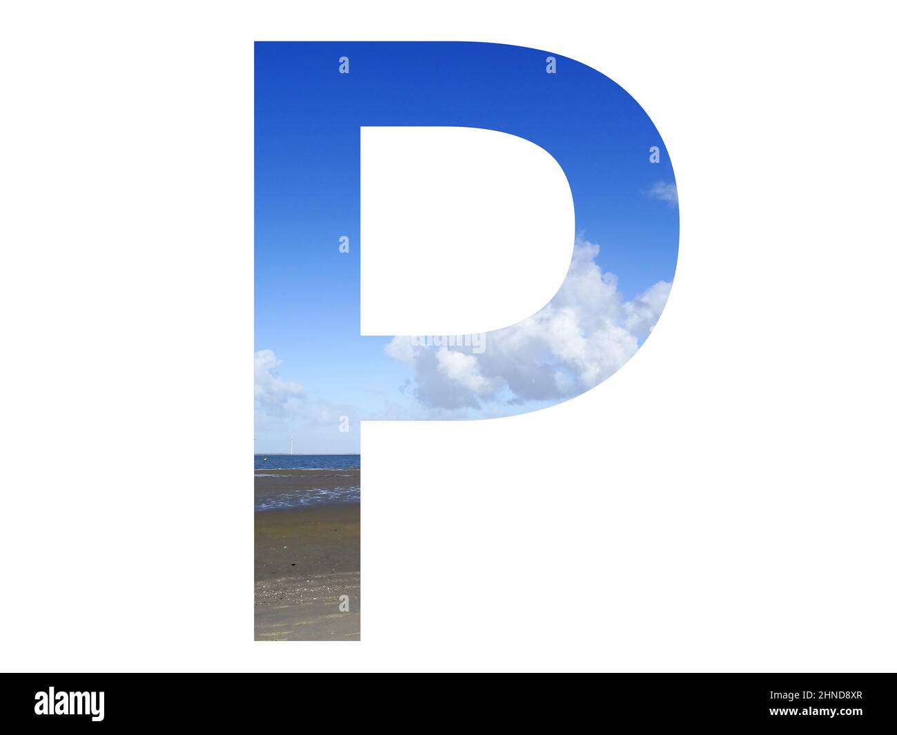 Lettre P de l'alphabet avec plage, mer et ciel bleu, mer du nord, pays-Bas, isolé sur fond blanc Banque D'Images