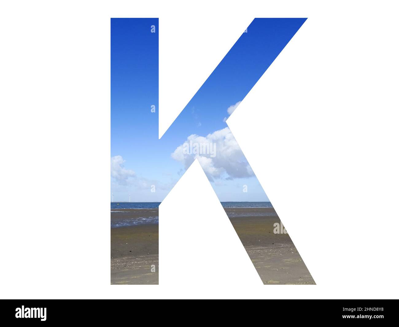 Lettre K de l'alphabet avec plage, mer et ciel bleu, mer du nord, pays-Bas, isolé sur fond blanc Banque D'Images