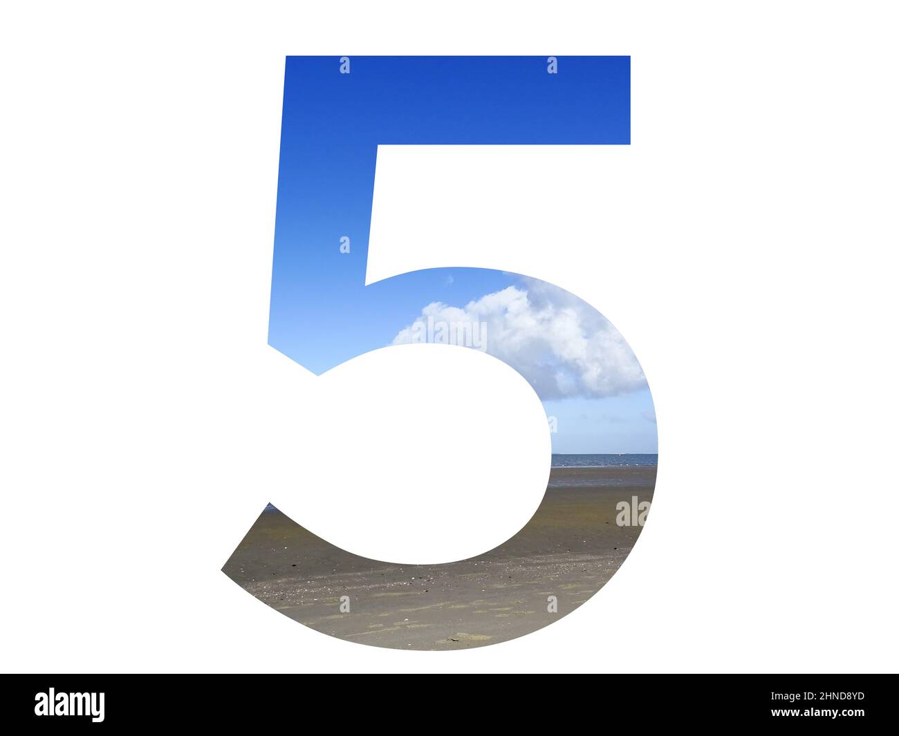 Numéro 5 de l'alphabet avec plage, mer et ciel bleu, mer du nord, pays-Bas, isolé sur fond blanc Banque D'Images