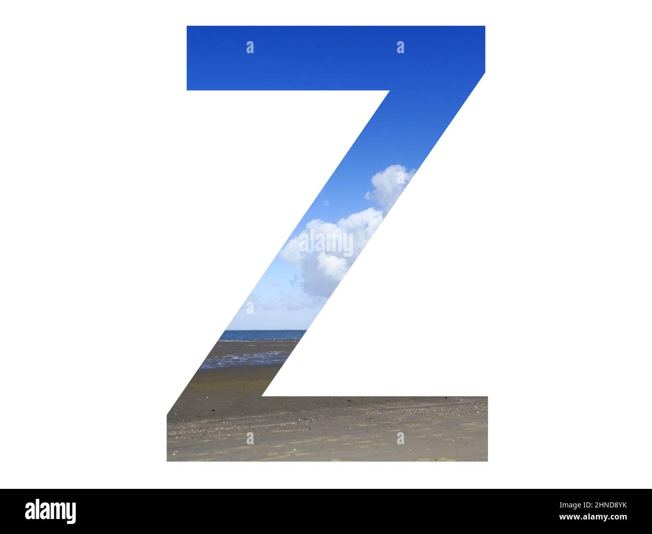 Lettre Z de l'alphabet avec plage, mer et ciel bleu, mer du nord, pays-Bas, isolé sur fond blanc Banque D'Images