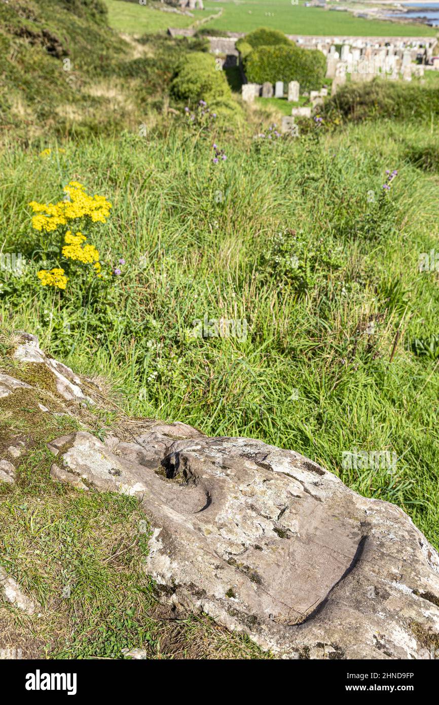 Les empreintes de Saint Columba sur Keil point au-dessus de sa chapelle en ruines, Dunaverty Bay, près de Southend sur la péninsule de Kintyre, Argyll & Bute, Écosse Banque D'Images