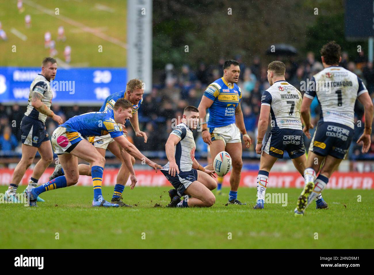 Leeds, Angleterre - 12 février 2022 - Danny Walker de Warrington Wolves renverse du ballon dans des conditions humides lors de la ligue de rugby Betfred Super League Round 1 Leeds Rhinos vs Warrington Wolves au stade Emerald Headingley, Leeds, Royaume-Uni Dean Williams Banque D'Images