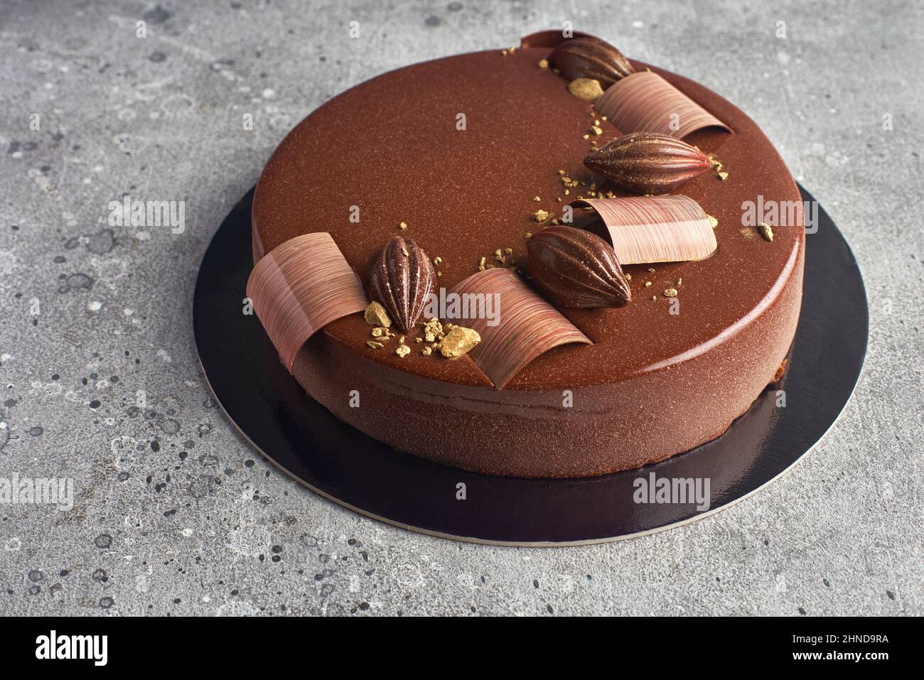 gâteau à la mousse au chocolat effet miroir avec décoration Photo Stock -  Alamy
