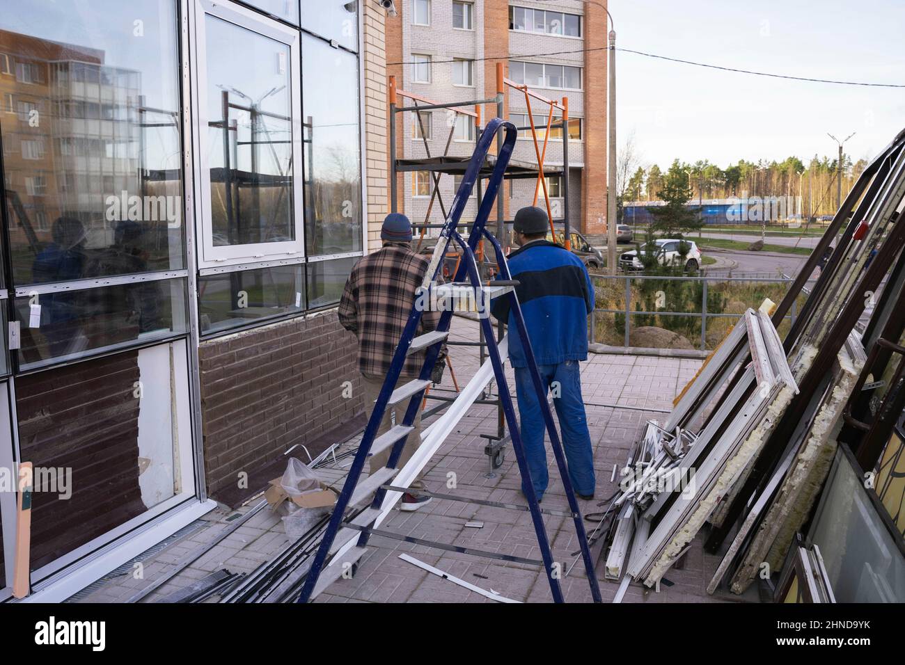 Remplacement de fenêtres à double vitrage dans les vitrines de magasins, reconstruction de la façade du supermarché, réparation des fenêtres, ouvriers installant des fenêtres en verre Banque D'Images