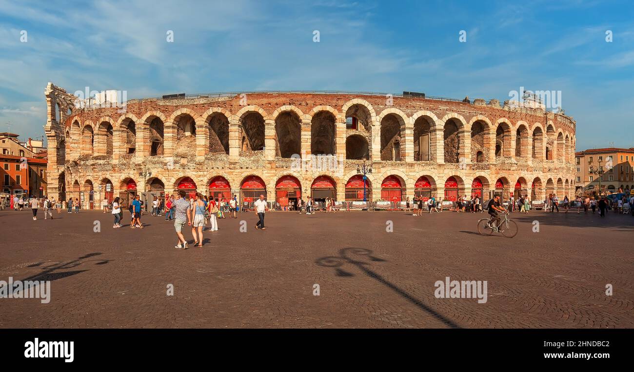 VÉRONE, ITALIE - 20th juillet 2019 : vue sur l'arène de Vérone (Arena di Verona), attraction touristique populaire, personnes marchant Banque D'Images