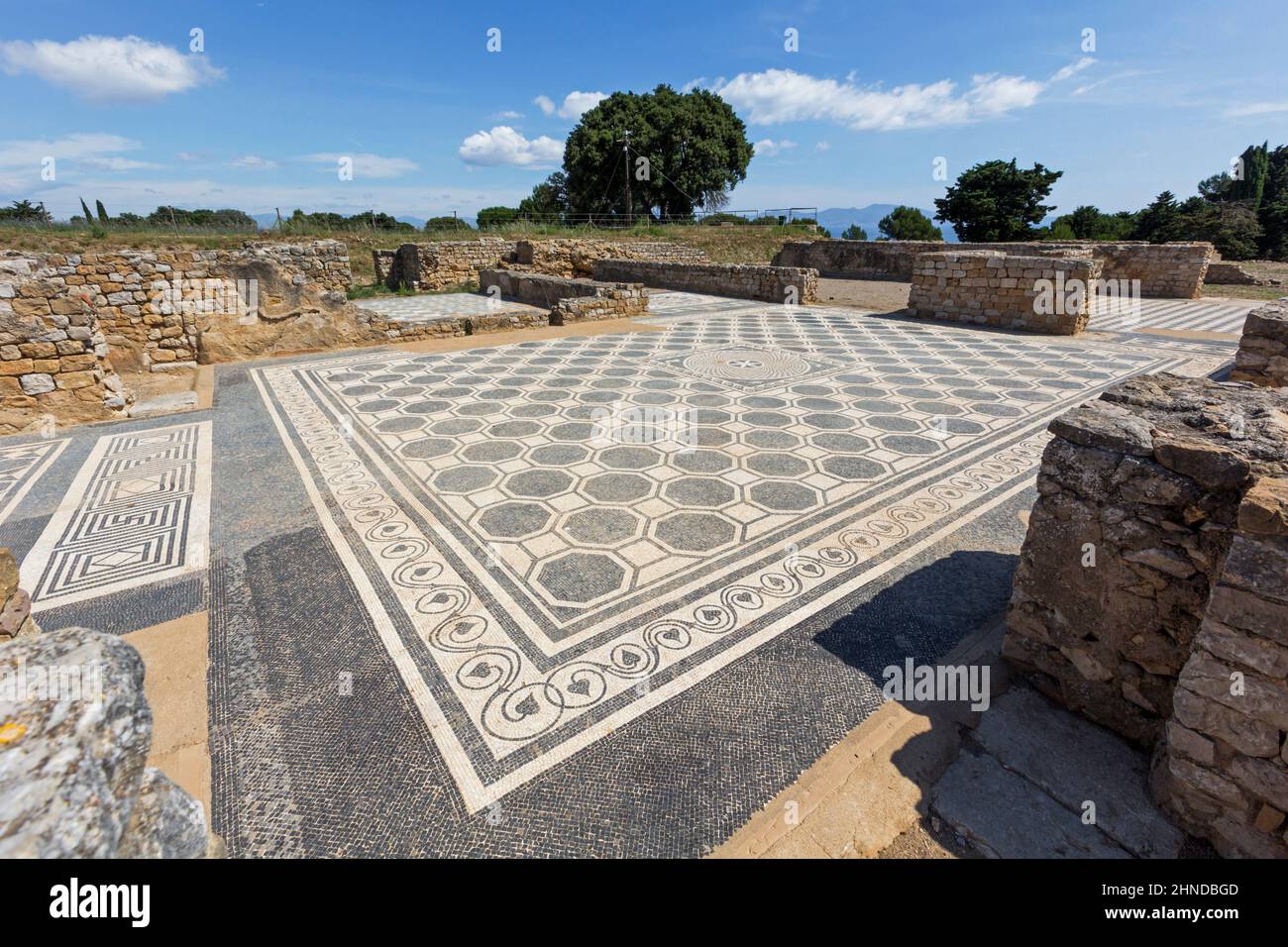 Aussi connu sous le nom de Ampurias Empúries, Gérone, Catalogne, province de l'Espagne. Sol en mosaïque in situ de villa romaine. Empuries est fondée par les Grecs dans le 6 Banque D'Images