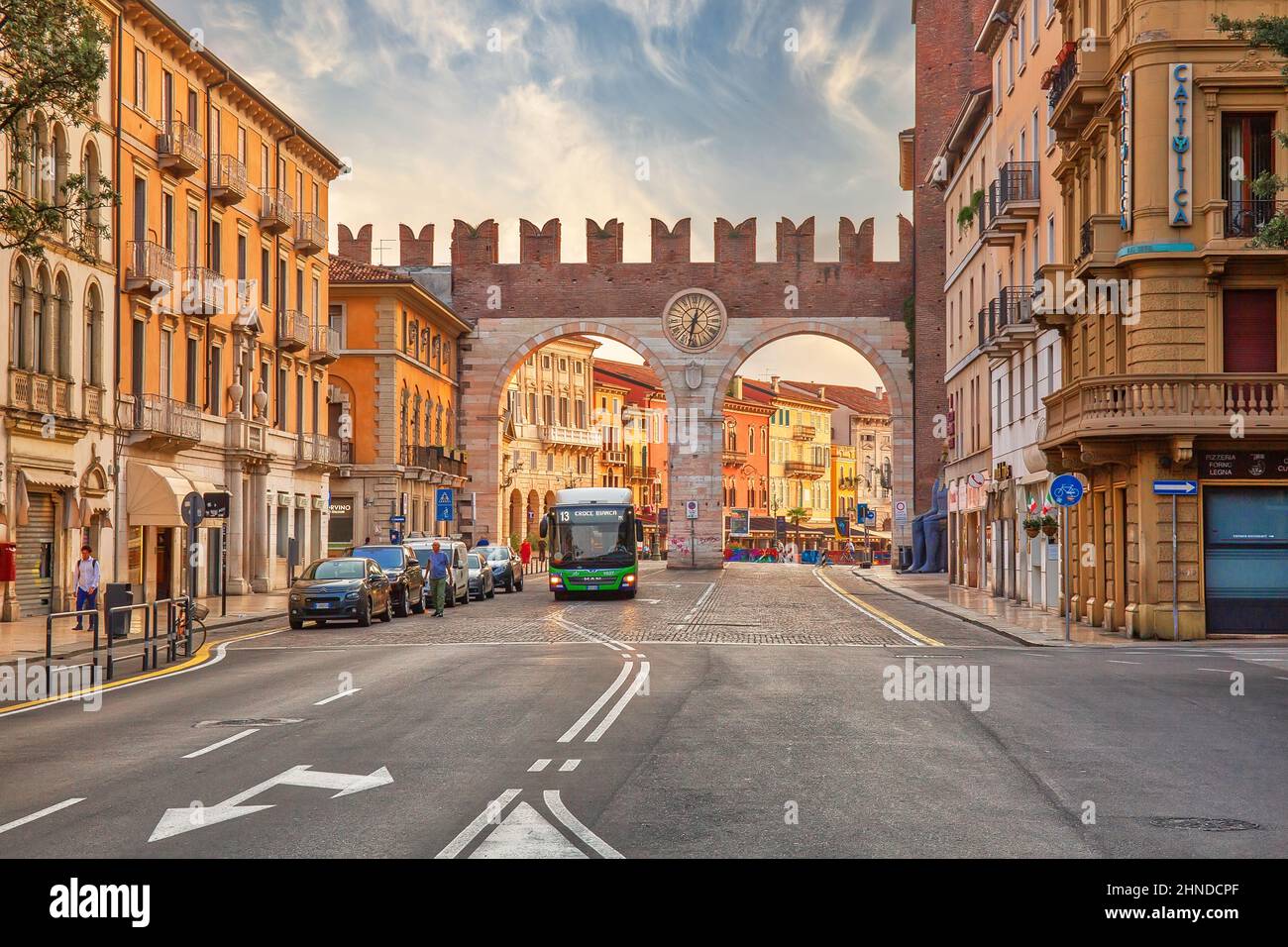 VÉRONE, ITALIE - 19th juillet 2019 : ancienne porte de la ville romaine (portoni della Bra) dans le centre historique de Vérone Banque D'Images