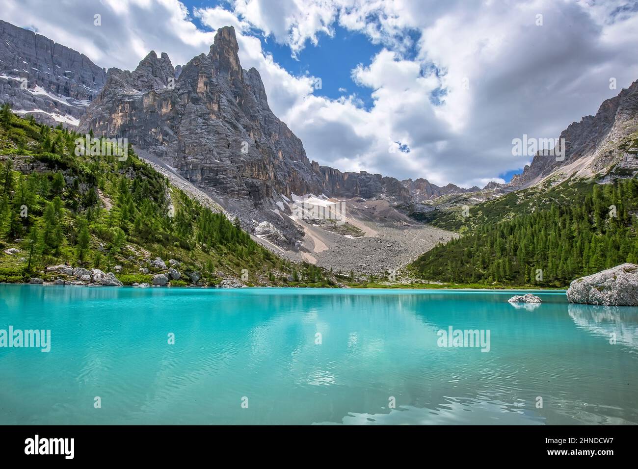 Magnifique lac de Sorapis (Lago di Sorapis) dans les Dolomites, destination de voyage populaire en Italie Banque D'Images